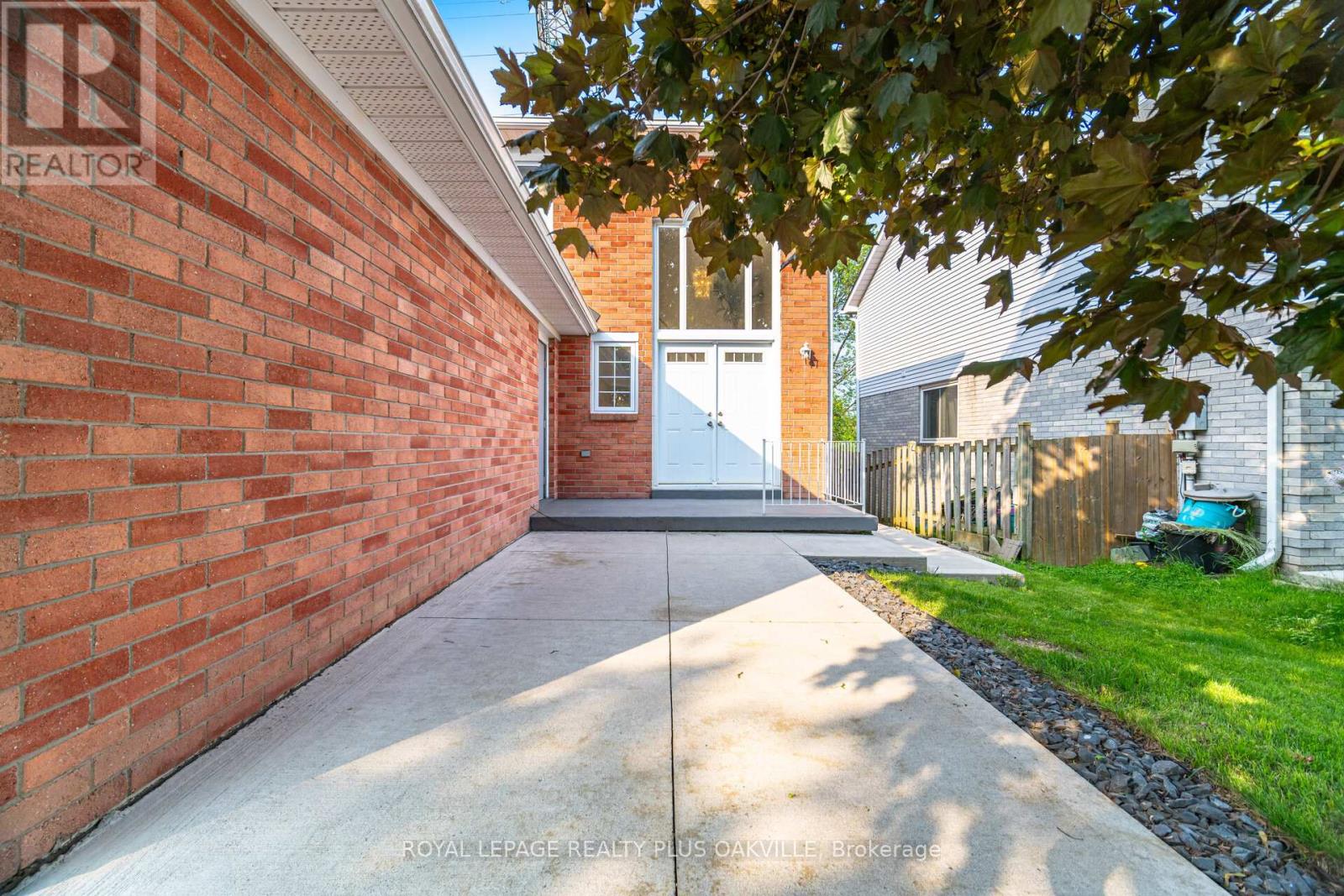 1294 Hammond Street, Burlington, Ontario  L7S 2C5 - Photo 3 - W12916494