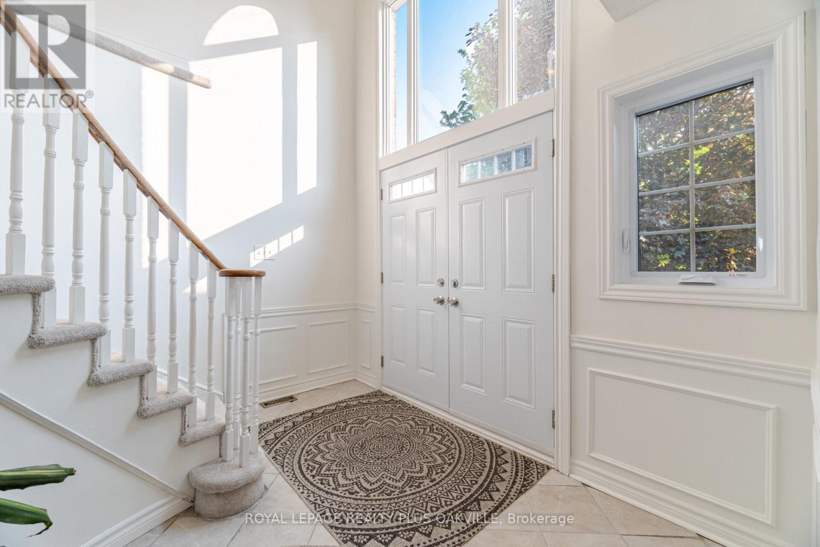 1294 Hammond Street, Burlington, Ontario  L7S 2C5 - Photo 4 - W12916494