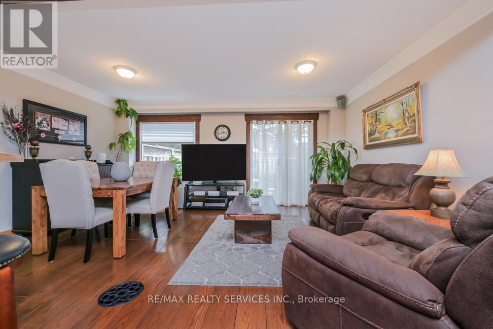 8 Collins Crescent, Brampton, Ontario  L6V 3M9 - Photo 10 - W12916504