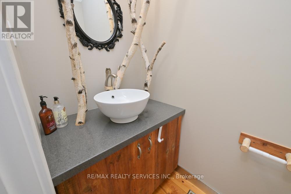 8 Collins Crescent, Brampton, Ontario  L6V 3M9 - Photo 14 - W12916504