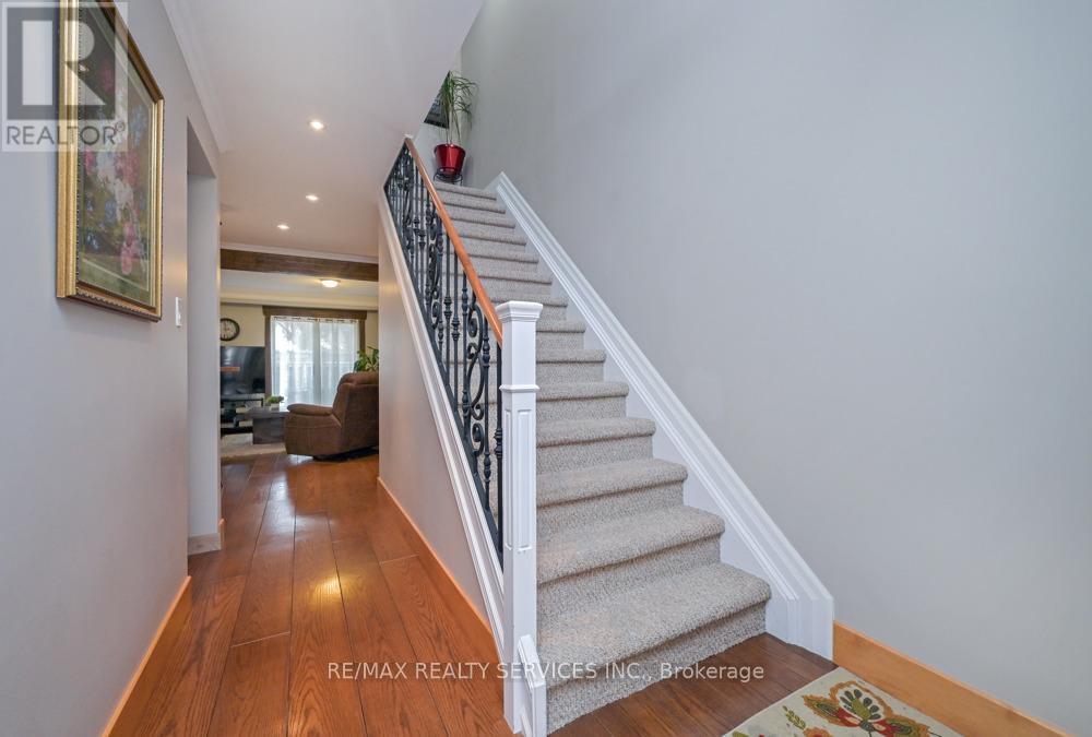 8 Collins Crescent, Brampton, Ontario  L6V 3M9 - Photo 15 - W12916504