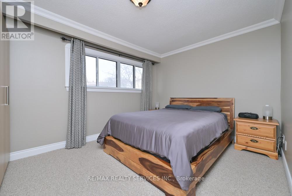 8 Collins Crescent, Brampton, Ontario  L6V 3M9 - Photo 16 - W12916504