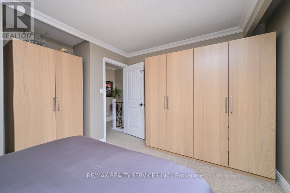 8 Collins Crescent, Brampton, Ontario  L6V 3M9 - Photo 17 - W12916504