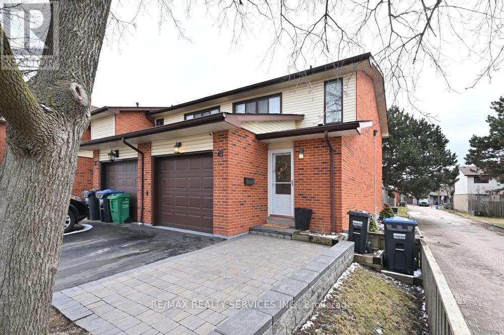 8 Collins Crescent, Brampton, Ontario  L6V 3M9 - Photo 2 - W12916504