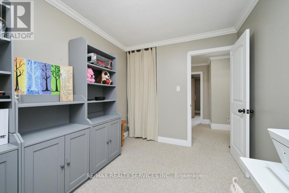 8 Collins Crescent, Brampton, Ontario  L6V 3M9 - Photo 22 - W12916504