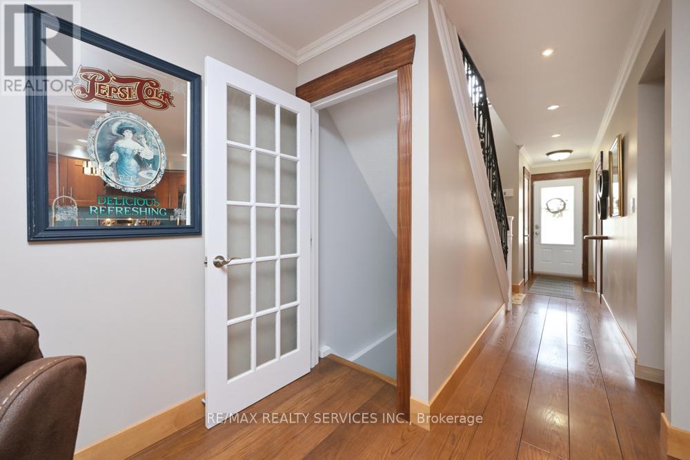 8 Collins Crescent, Brampton, Ontario  L6V 3M9 - Photo 24 - W12916504