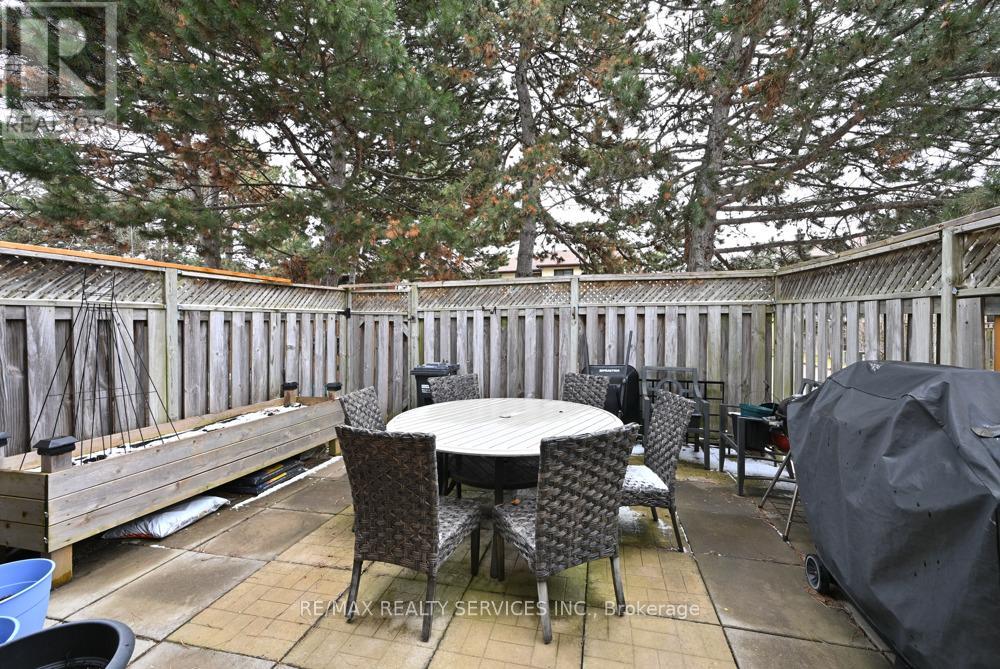 8 Collins Crescent, Brampton, Ontario  L6V 3M9 - Photo 28 - W12916504