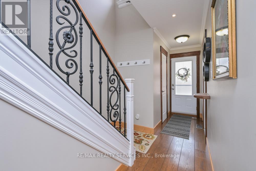 8 Collins Crescent, Brampton, Ontario  L6V 3M9 - Photo 5 - W12916504