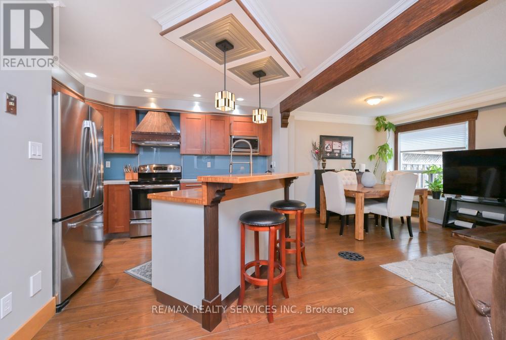 8 Collins Crescent, Brampton, Ontario  L6V 3M9 - Photo 6 - W12916504