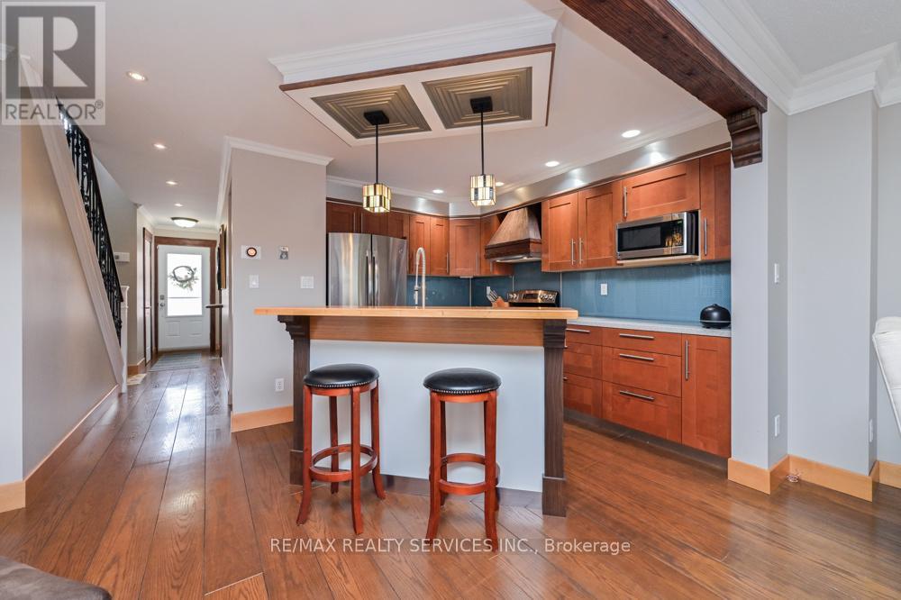 8 Collins Crescent, Brampton, Ontario  L6V 3M9 - Photo 7 - W12916504