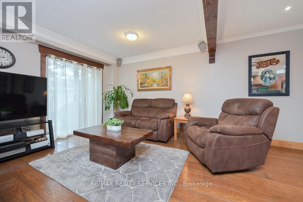 8 Collins Crescent, Brampton, Ontario  L6V 3M9 - Photo 8 - W12916504