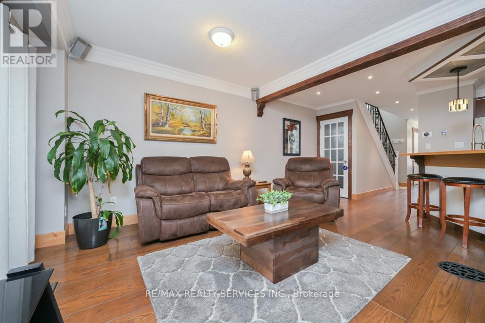 8 Collins Crescent, Brampton, Ontario  L6V 3M9 - Photo 9 - W12916504