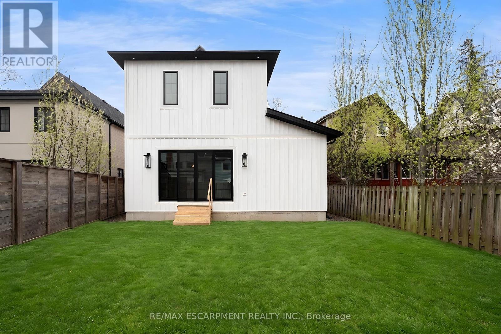 30 Matilda Street N, Hamilton, Ontario  L9H 2Z1 - Photo 2 - X12916516