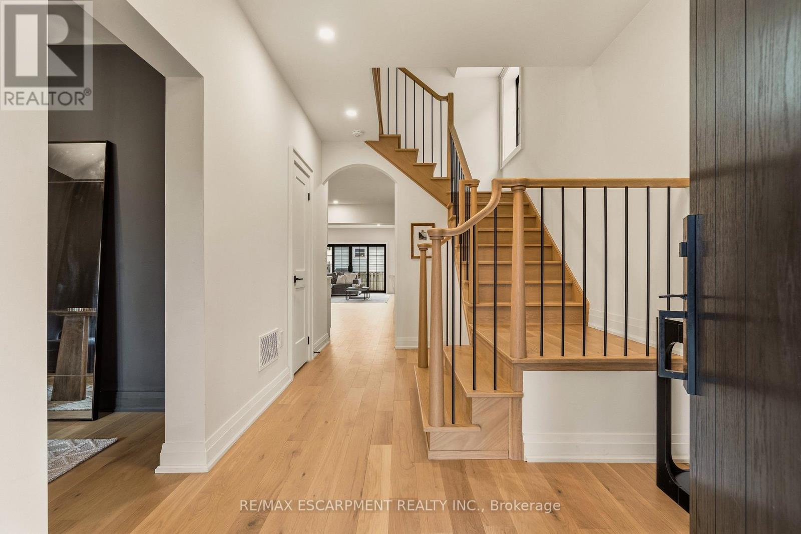 30 Matilda Street N, Hamilton, Ontario  L9H 2Z1 - Photo 3 - X12916516