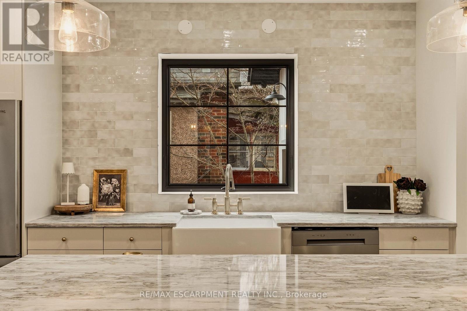 30 Matilda Street N, Hamilton, Ontario  L9H 2Z1 - Photo 9 - X12916516