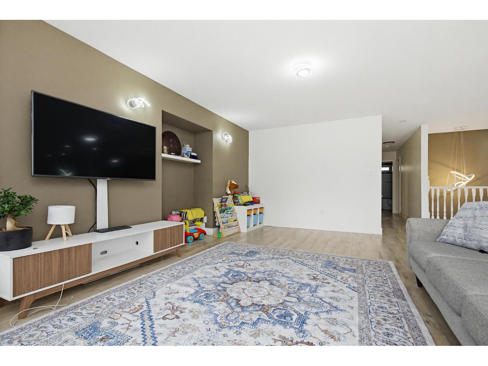 8103 Caribou Street, Mission, British Columbia  V2V 6M8 - Photo 8 - R3102267