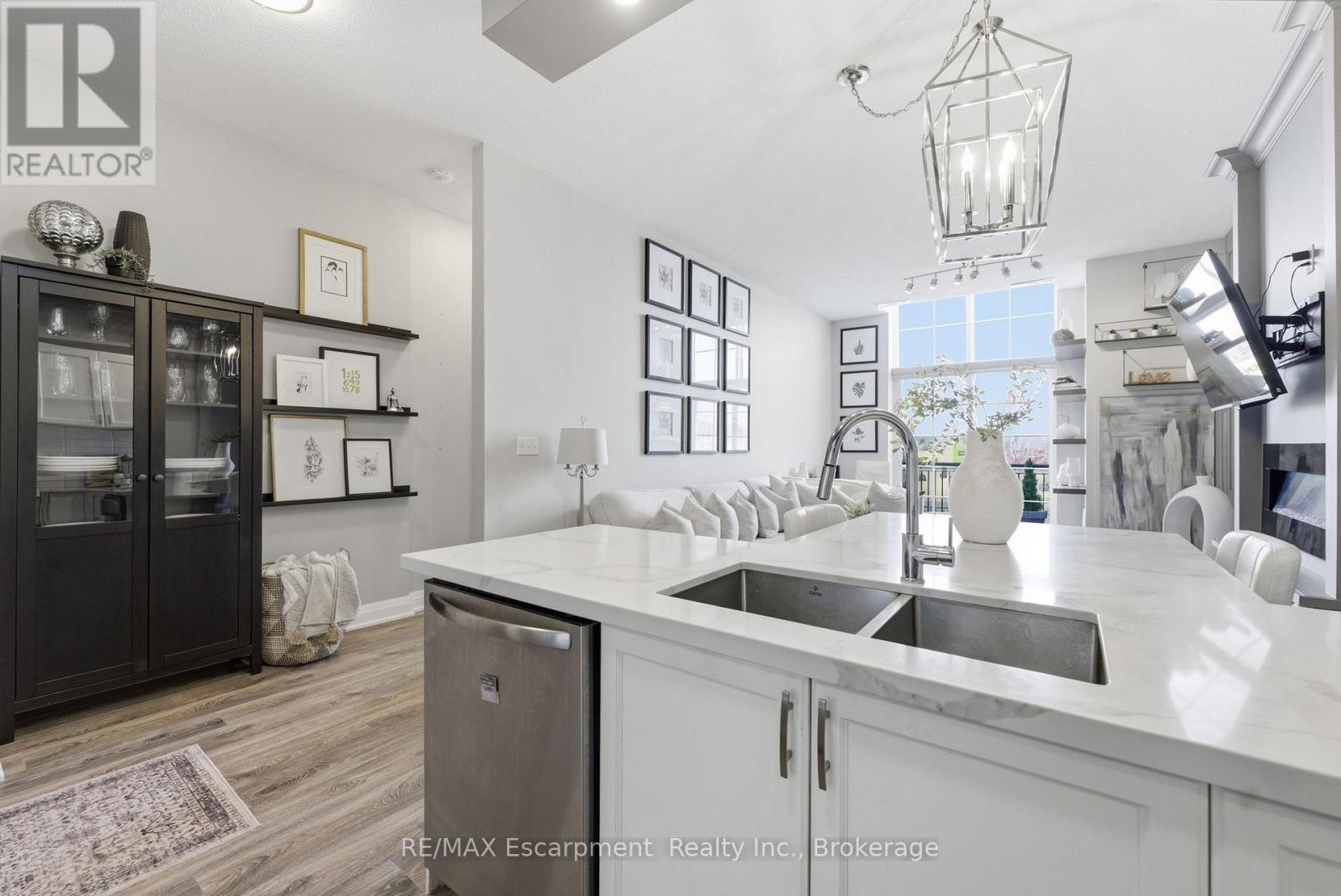 322 - 262 Dundas Street E, Hamilton, Ontario  L8B 1A9 - Photo 2 - X12916714