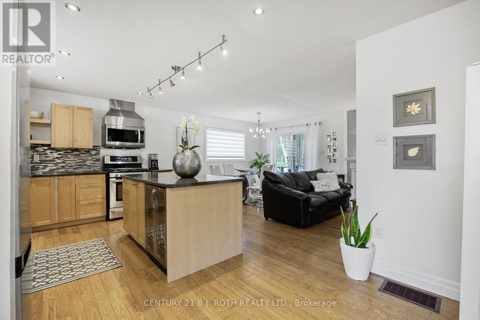 10 Allen Drive N, Wasaga Beach, Ontario  L9Z 1K5 - Photo 4 - S12916764