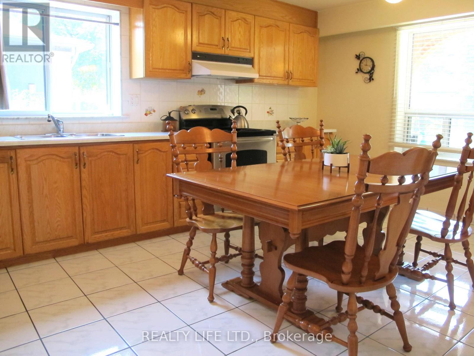 4 Rosalie Avenue, Toronto, Ontario  M3L 1C5 - Photo 10 - W12916590