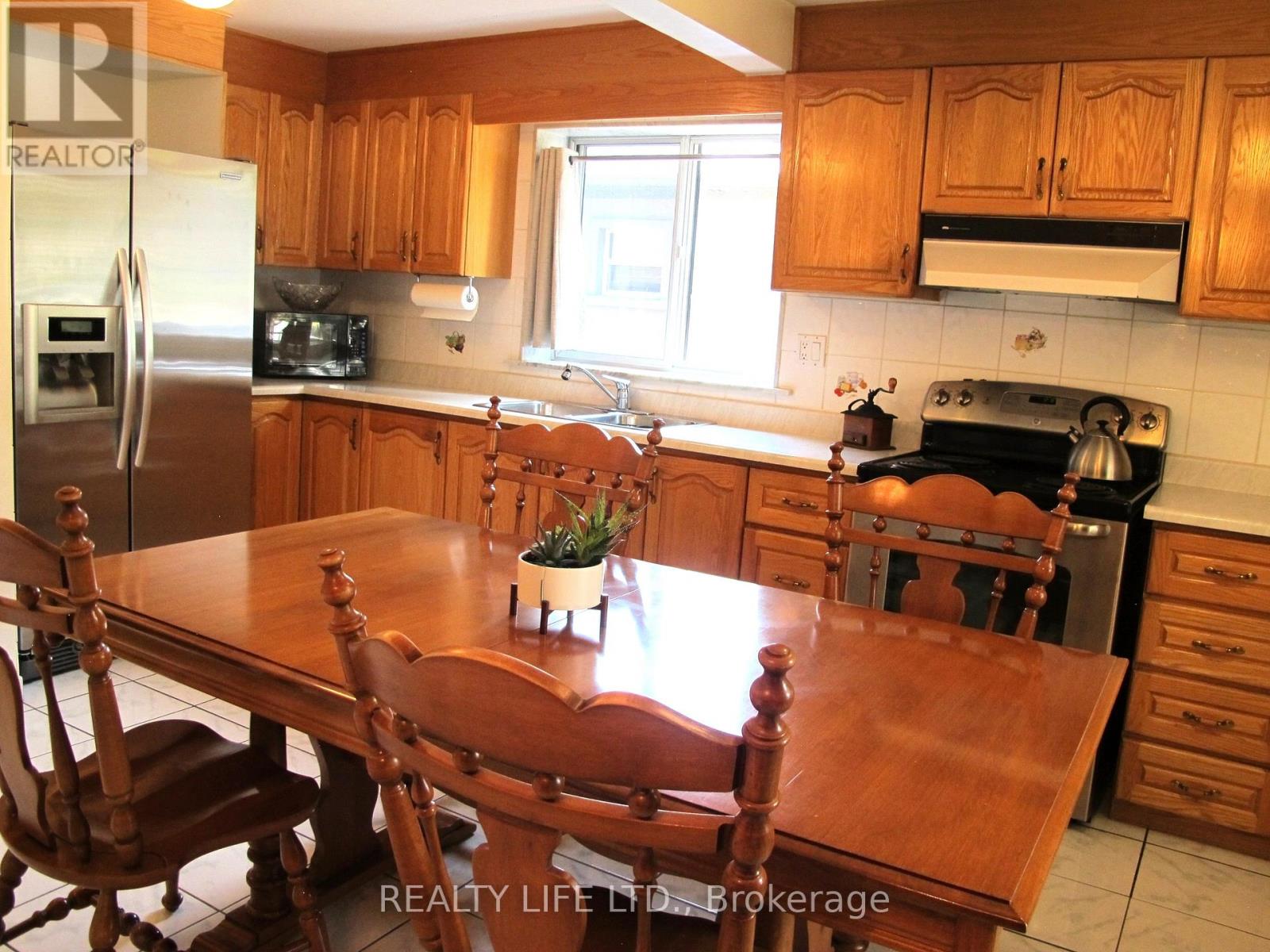 4 Rosalie Avenue, Toronto, Ontario  M3L 1C5 - Photo 11 - W12916590