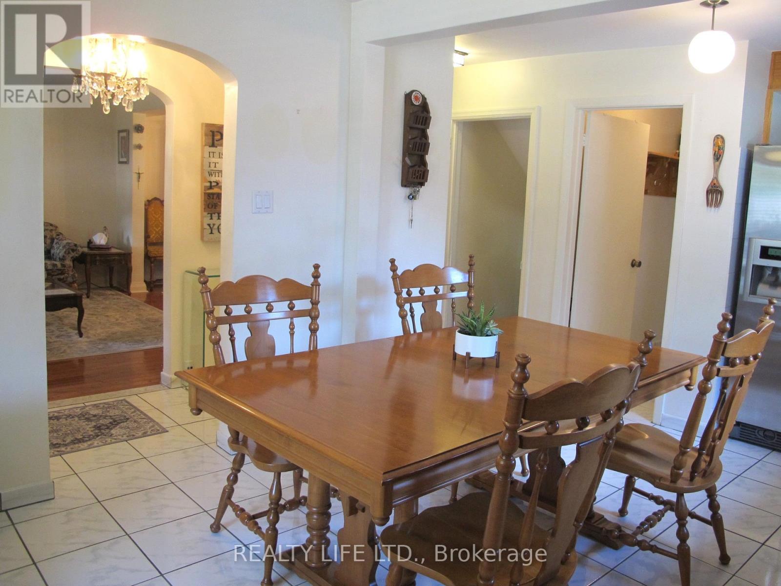 4 Rosalie Avenue, Toronto, Ontario  M3L 1C5 - Photo 12 - W12916590