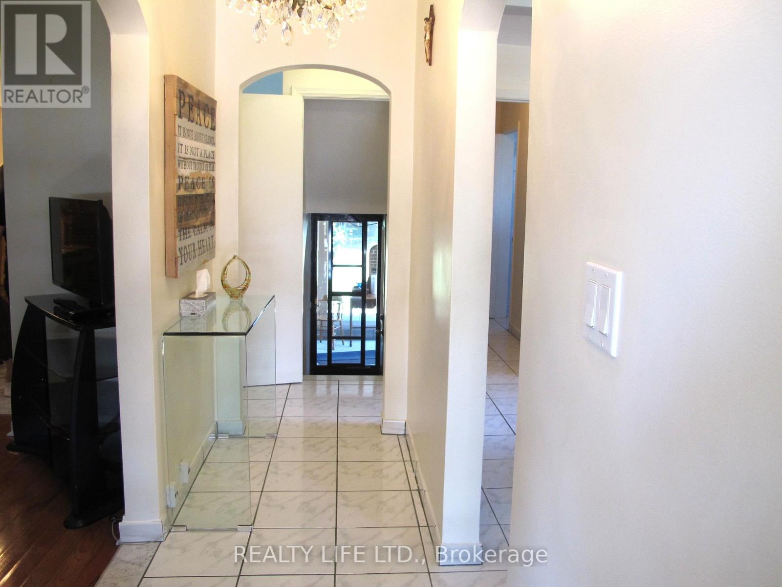 4 Rosalie Avenue, Toronto, Ontario  M3L 1C5 - Photo 3 - W12916590