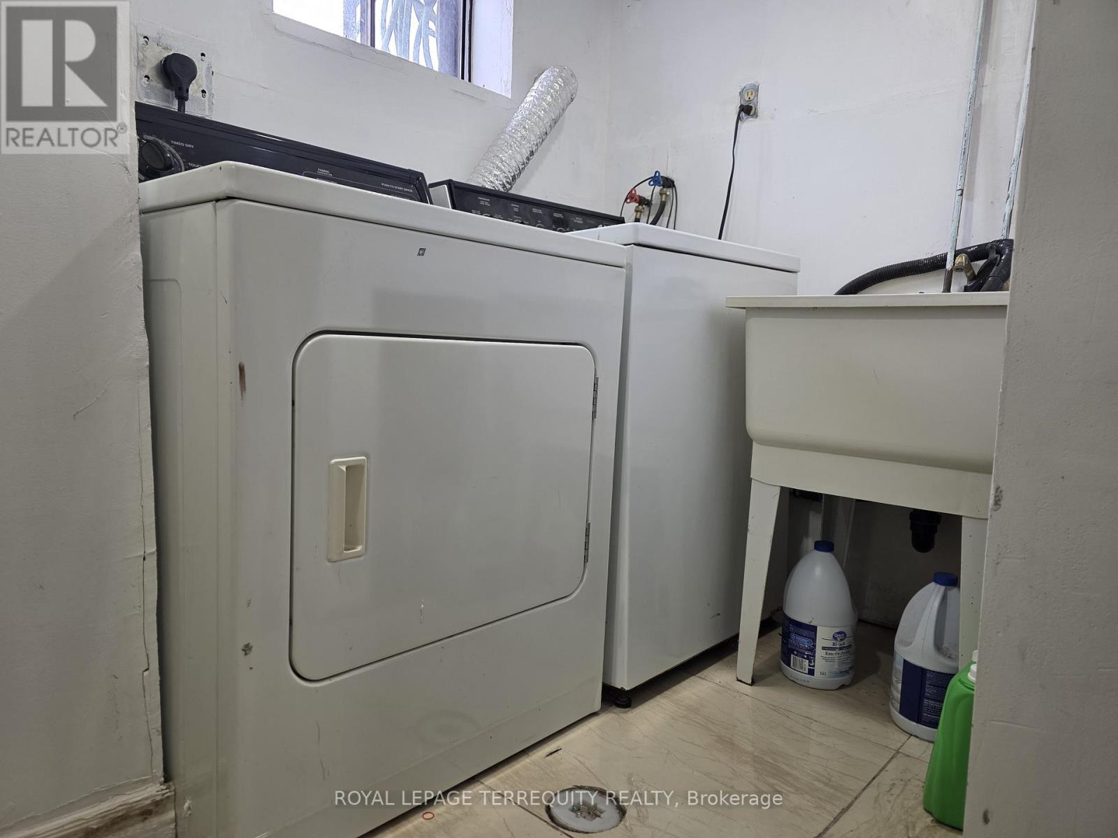 34 Downsview Avenue, Toronto, Ontario  M3M 1C9 - Photo 13 - W12916656