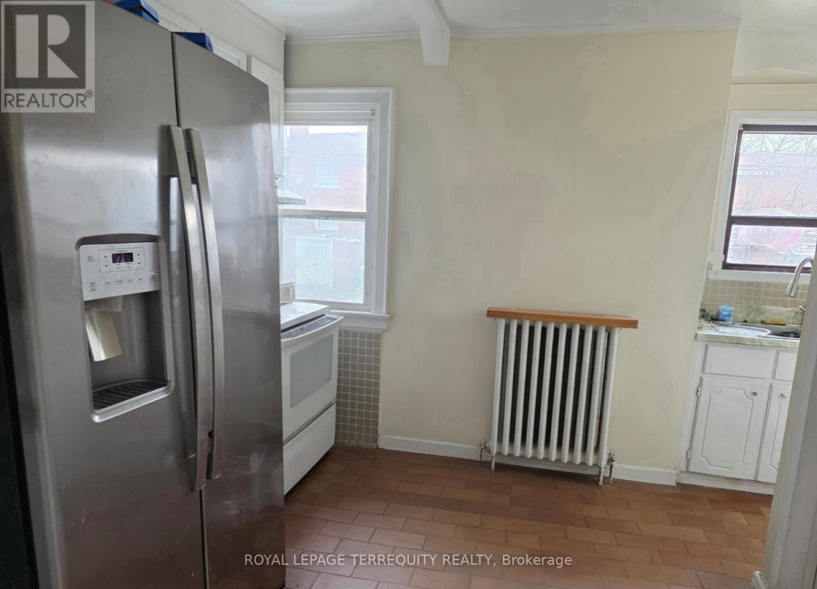 34 Downsview Avenue, Toronto, Ontario  M3M 1C9 - Photo 3 - W12916656