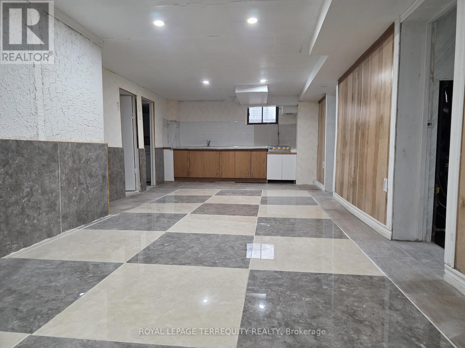 34 Downsview Avenue, Toronto, Ontario  M3M 1C9 - Photo 8 - W12916656