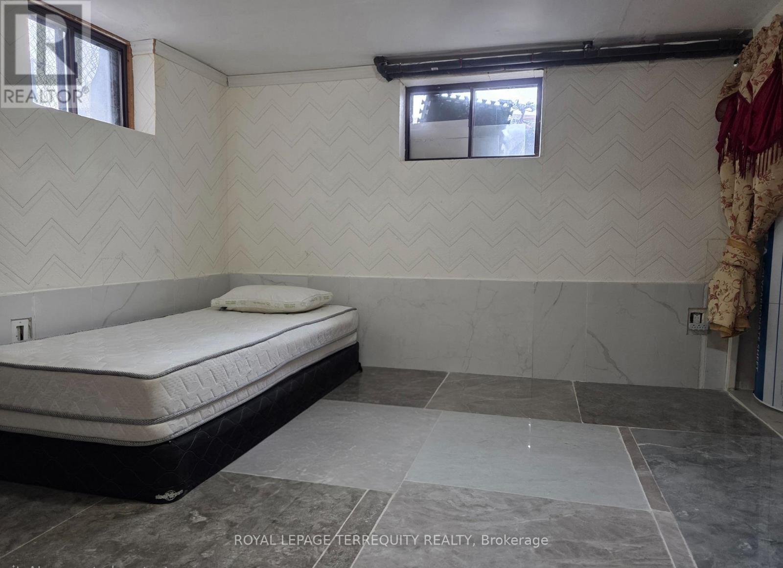 34 Downsview Avenue, Toronto, Ontario  M3M 1C9 - Photo 9 - W12916656