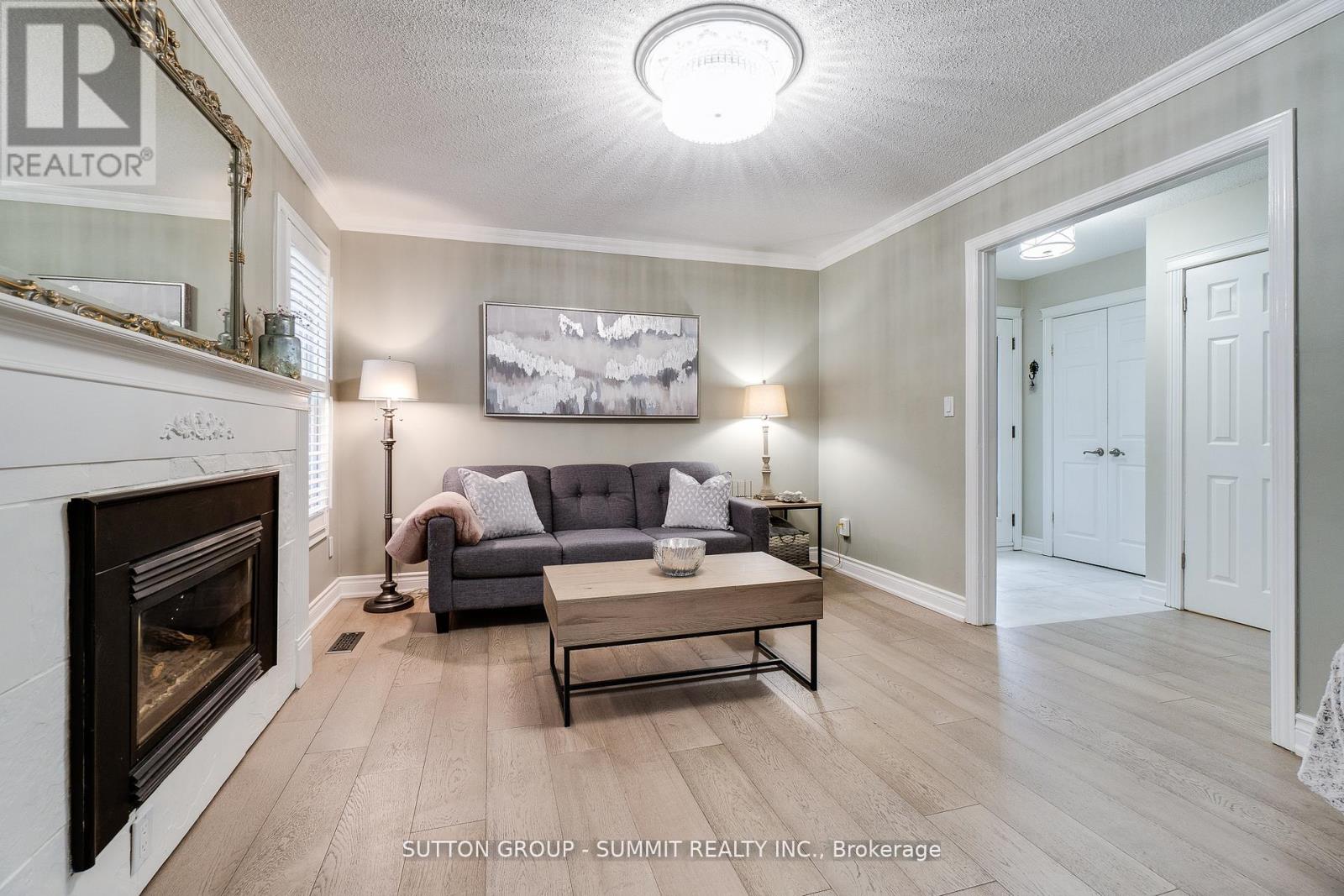 1624 Lewes Way, Mississauga, Ontario  L4W 3L2 - Photo 9 - W12916690