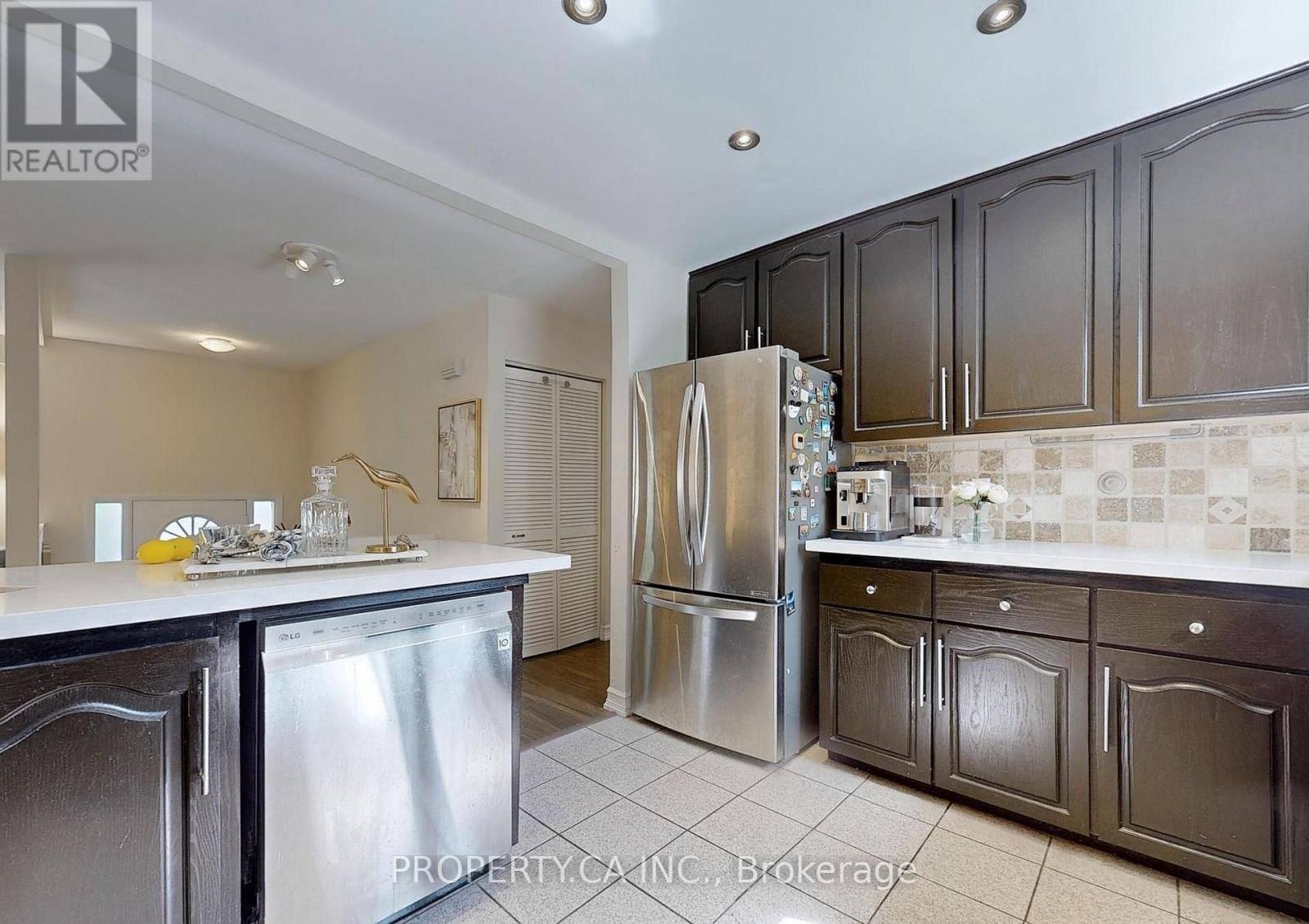 Main - 2221 Buttonbush Crescent, Mississauga, Ontario  L5L 1C4 - Photo 4 - W12916718