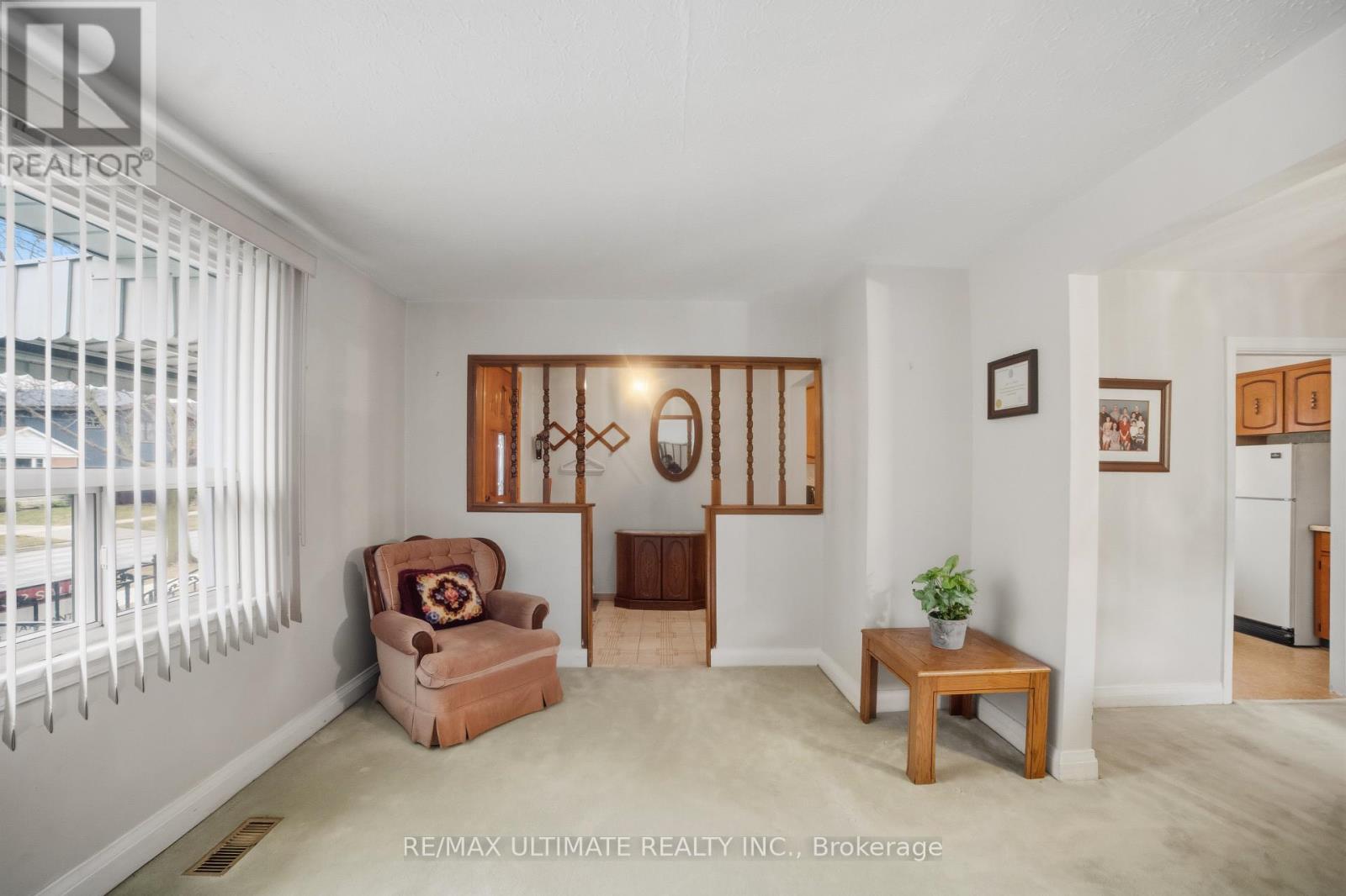 48 Savona Drive, Toronto, Ontario  M8W 4V1 - Photo 5 - W12915548
