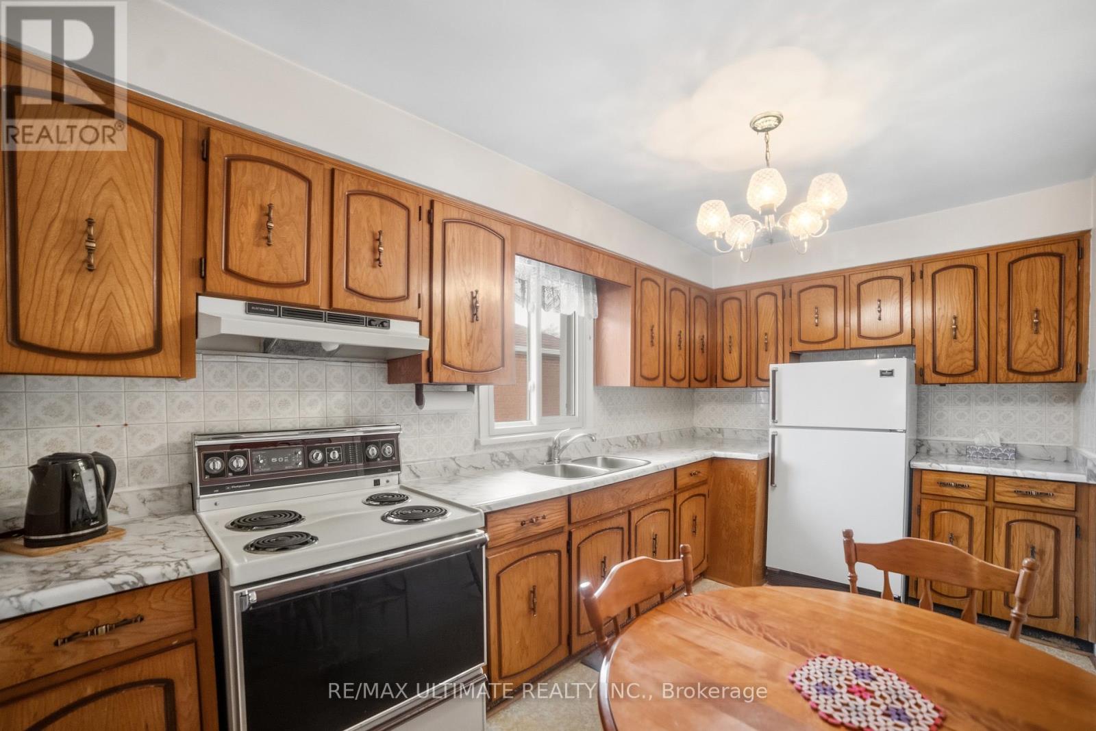 48 Savona Drive, Toronto, Ontario  M8W 4V1 - Photo 4 - W12915548
