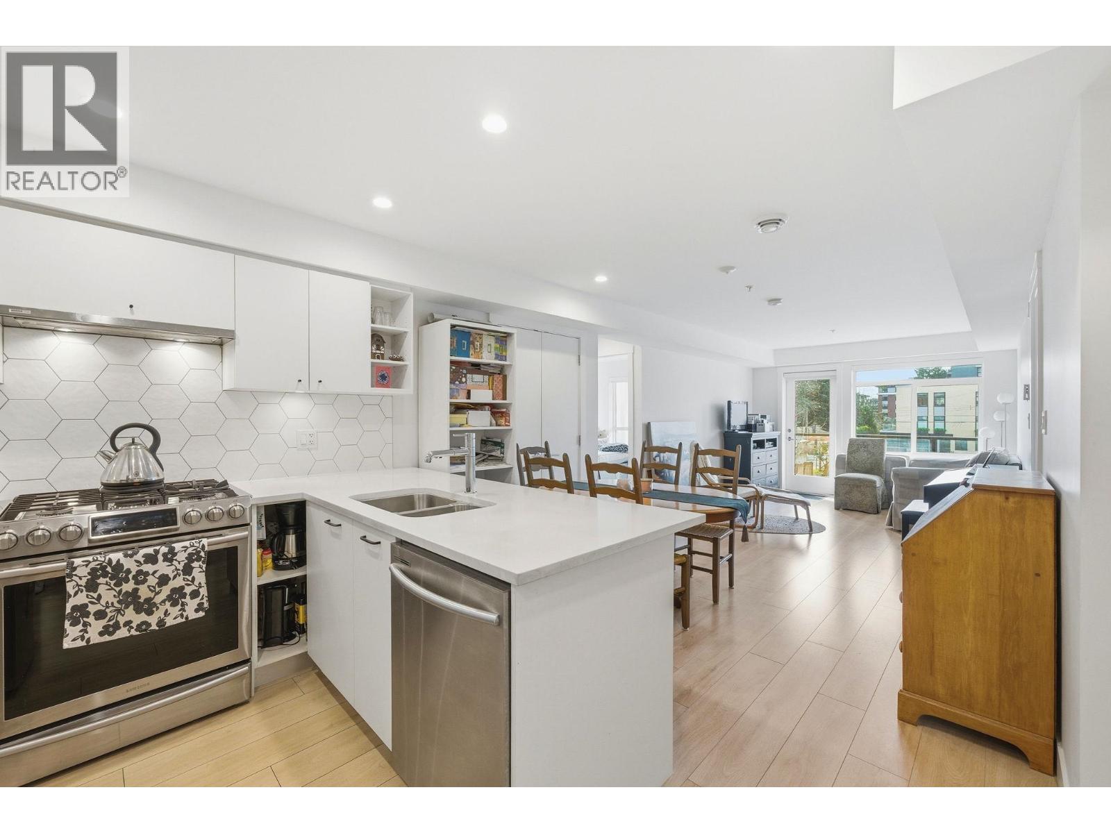 204 1519 CROWN STREET, North Vancouver, British Columbia