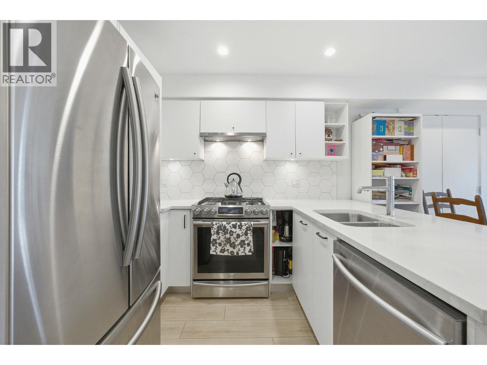 204 1519 Crown Street, North Vancouver, British Columbia  V7J 1G6 - Photo 2 - R3103157