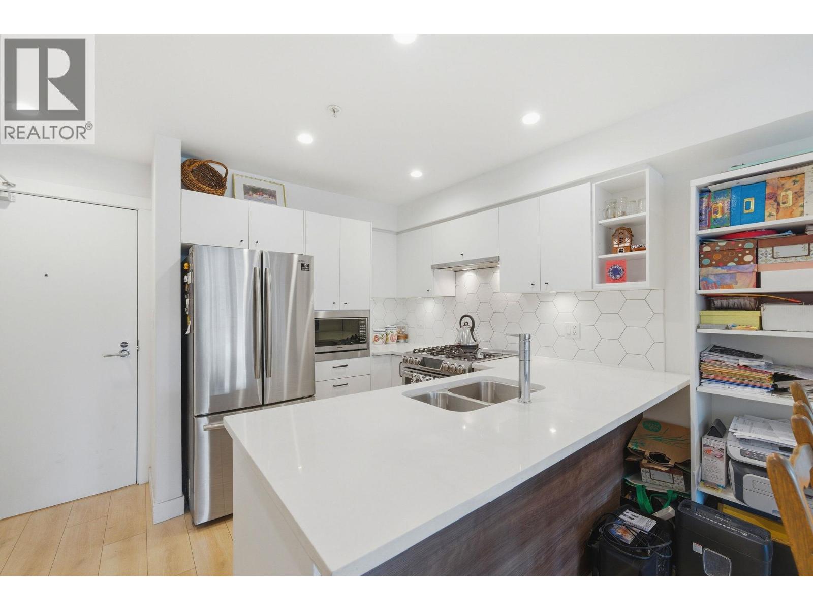 204 1519 Crown Street, North Vancouver, British Columbia  V7J 1G6 - Photo 3 - R3103157