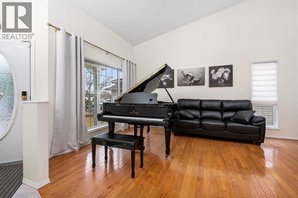 704 Woodside Drive, Airdrie, Alberta  T4B 2G9 - Photo 6 - A2284096