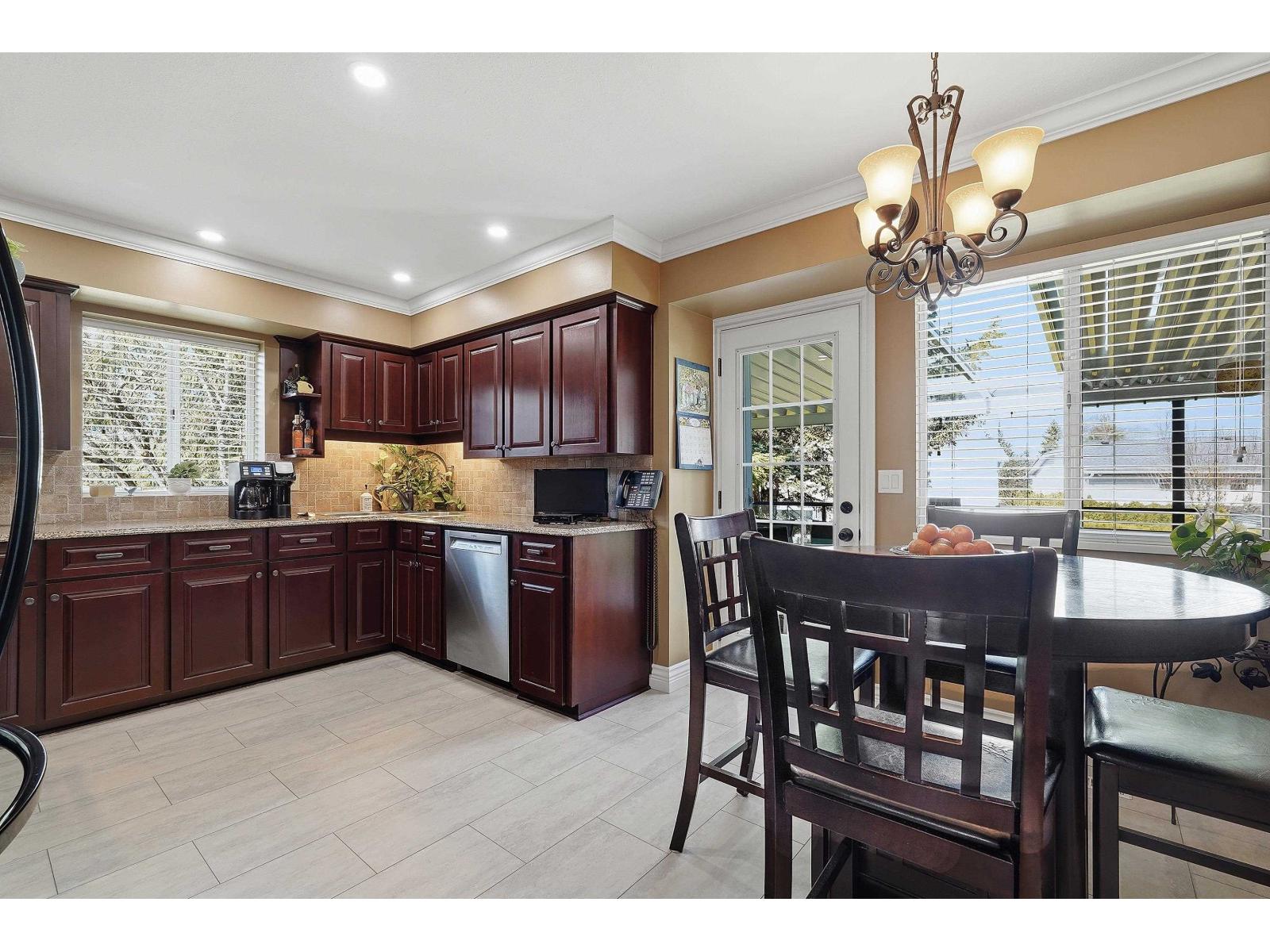 9274 155 Street, Surrey, British Columbia  V3R 9B3 - Photo 9 - R3102697