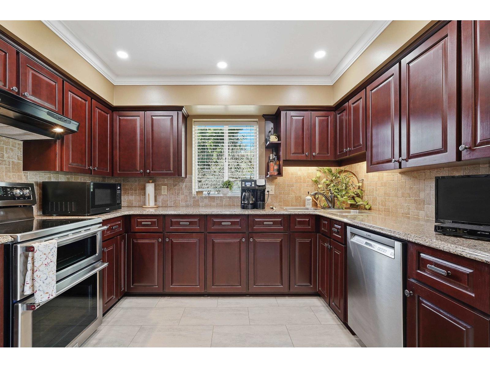 9274 155 Street, Surrey, British Columbia  V3R 9B3 - Photo 10 - R3102697