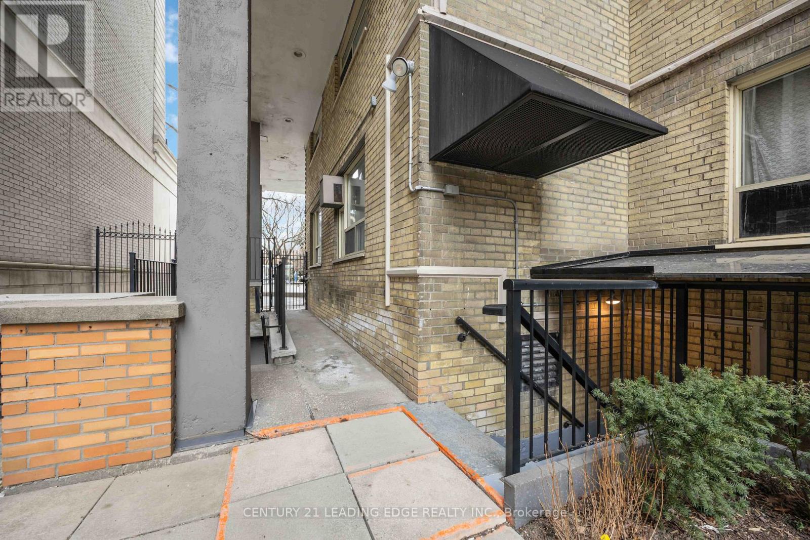 Ll B#1 - 103 Avenue Road, Toronto, Ontario  M5R 2G9 - Photo 13 - C12916820