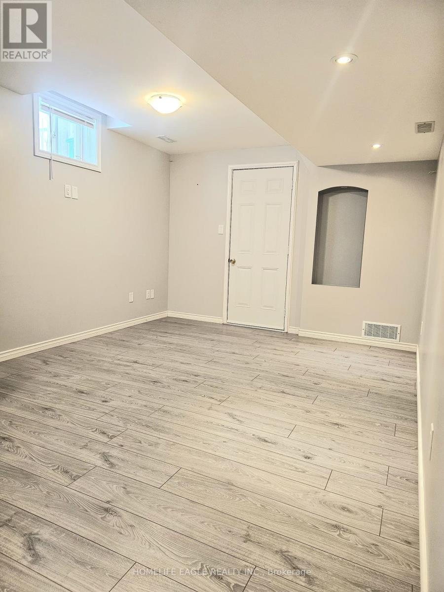 43 Naylor Drive, Bradford West Gwillimbury, Ontario  L3Z 0J8 - Photo 7 - N12916770