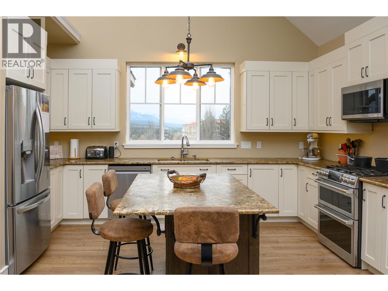 5112 Riverview Close, Fairmont Hot Springs, British Columbia  V0B 1L1 - Photo 3 - 10375533