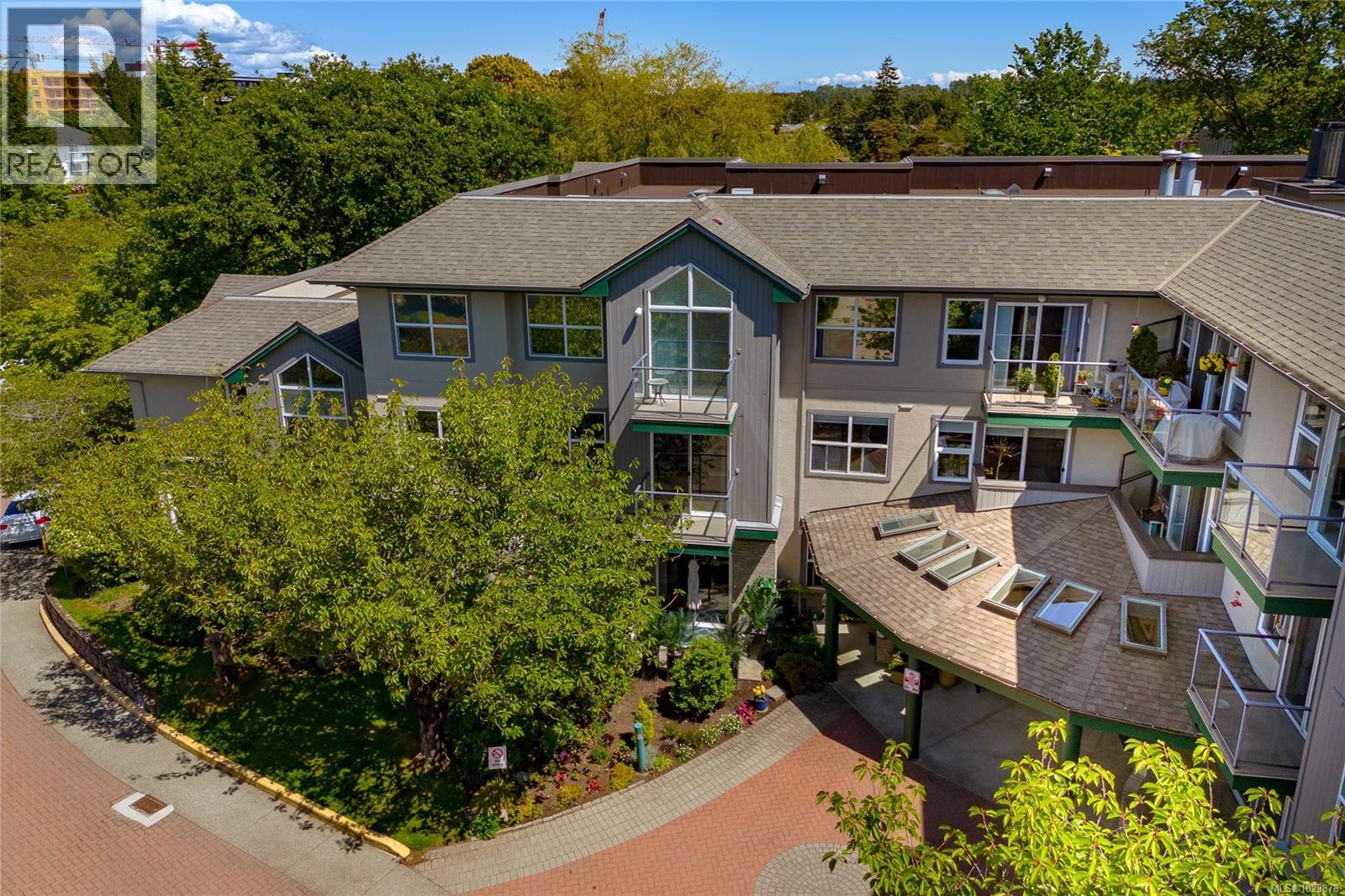 202 1485 Garnet Rd, Saanich, British Columbia  V8P 5T5 - Photo 2 - 1029878