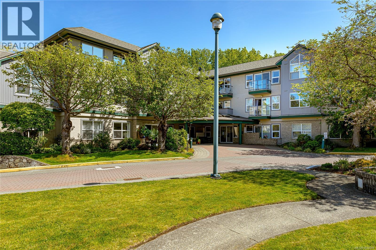 202 1485 Garnet Rd, Saanich, British Columbia  V8P 5T5 - Photo 4 - 1029878