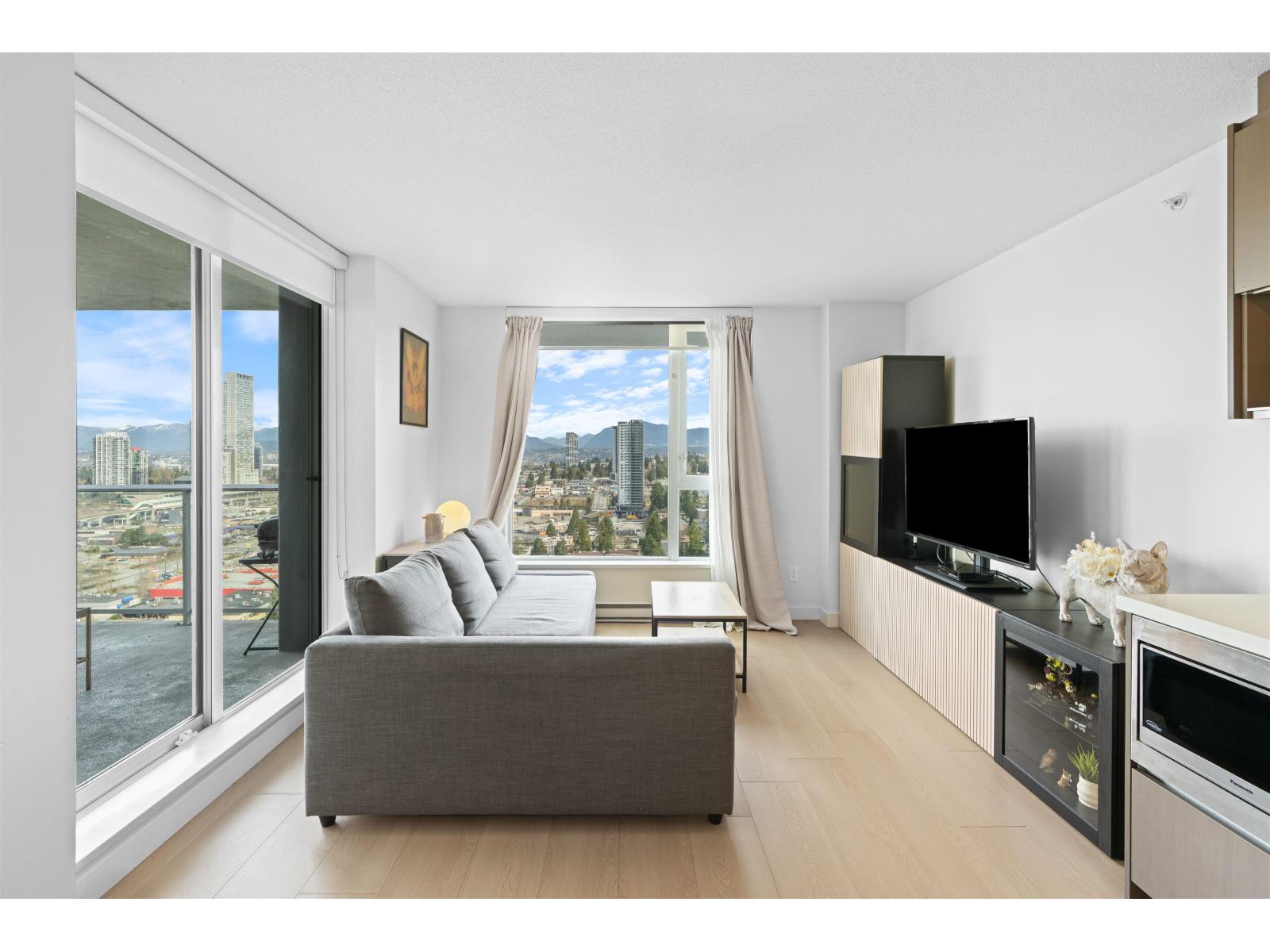 3209 13750 100 Avenue, Surrey, British Columbia  V3T 0L3 - Photo 1 - R3103239