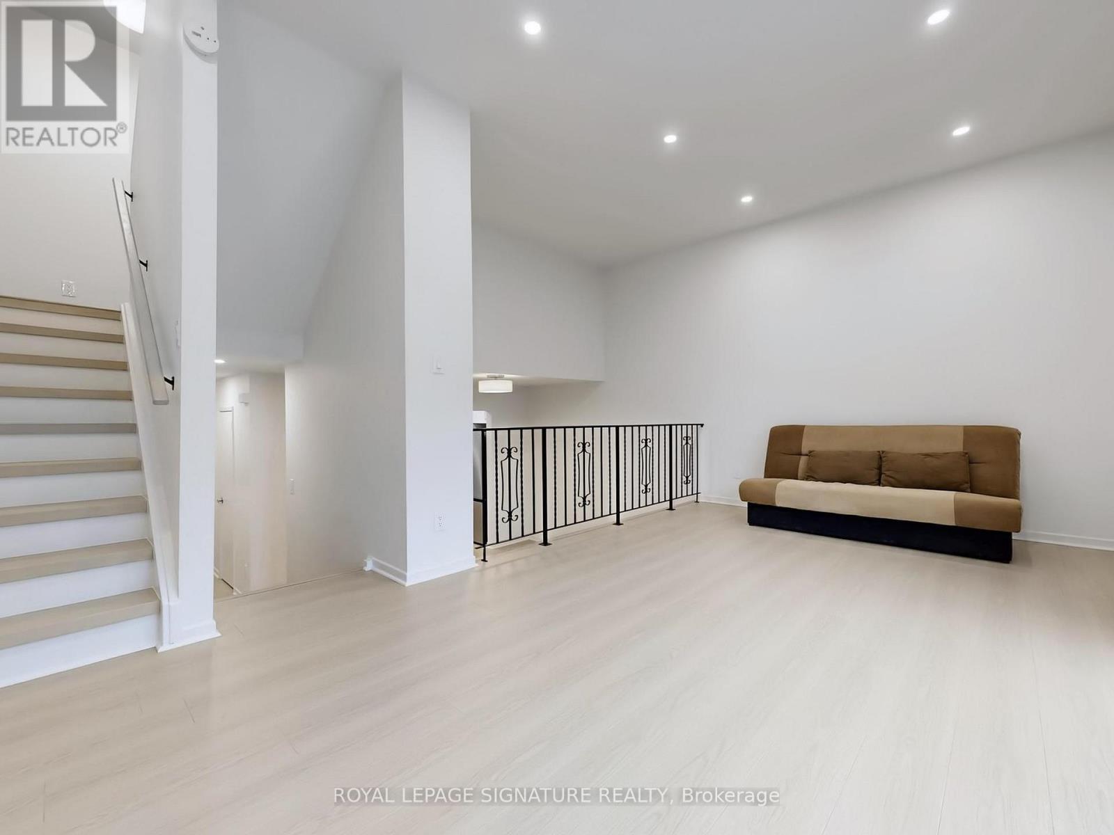 4 - 374 Driftwood Avenue, Toronto, Ontario  M3N 2P5 - Photo 4 - W12916860