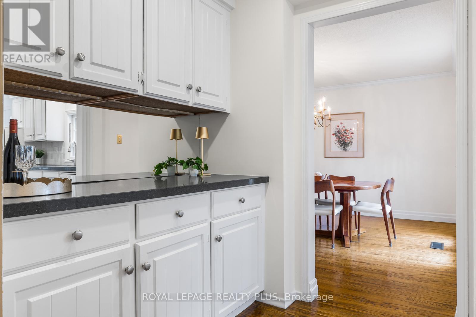 1852 Sherwood Forrest Circle, Mississauga, Ontario  L5K 2E7 - Photo 16 - W12916862