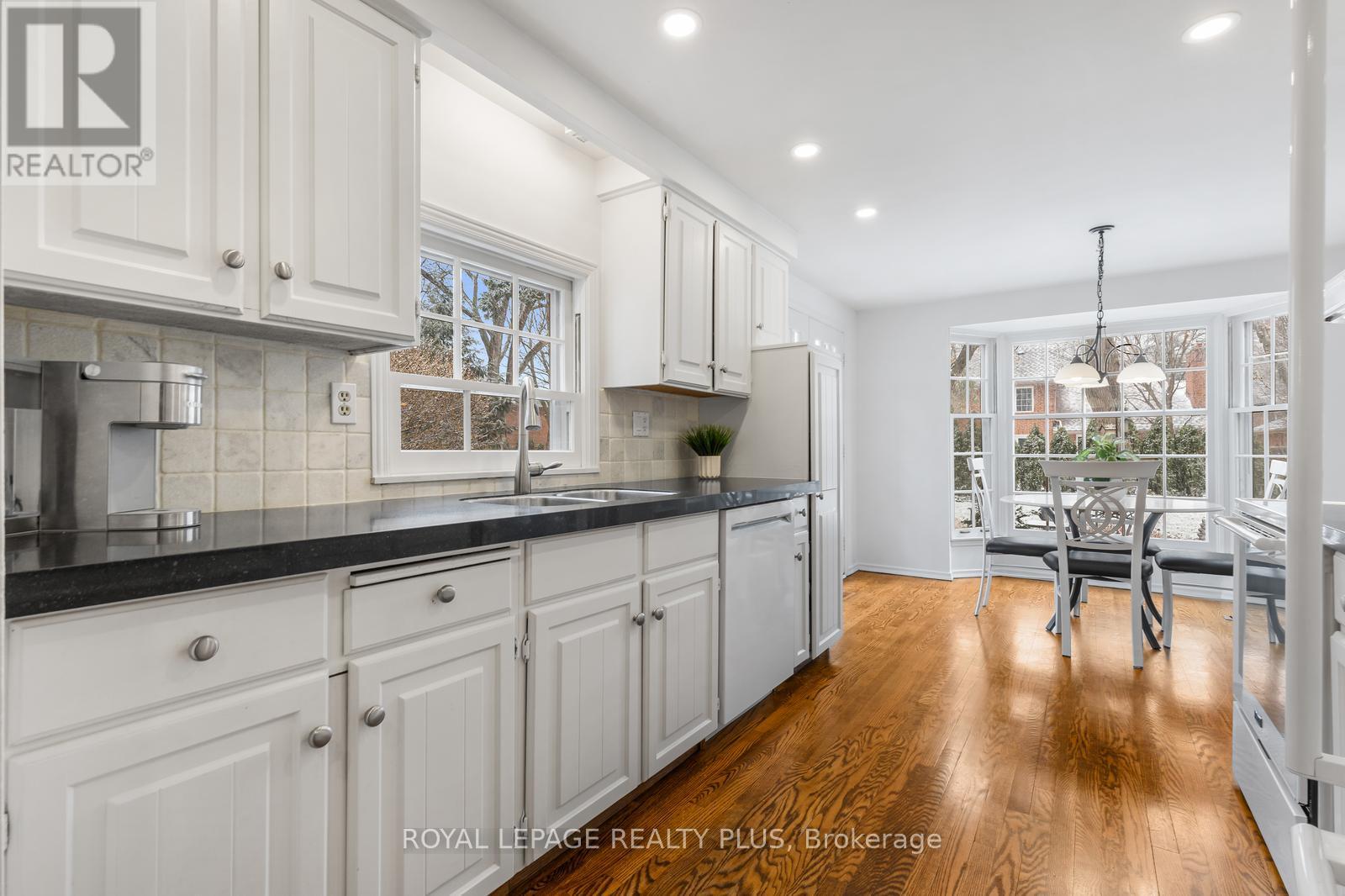 1852 Sherwood Forrest Circle, Mississauga, Ontario  L5K 2E7 - Photo 17 - W12916862