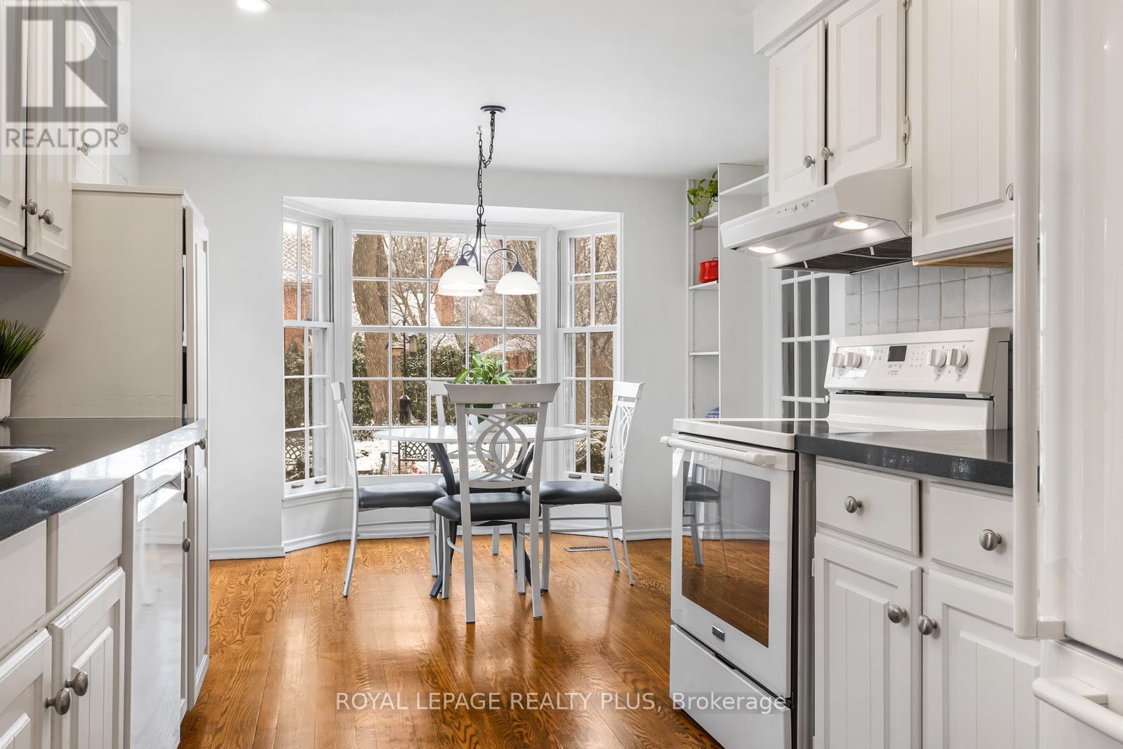 1852 Sherwood Forrest Circle, Mississauga, Ontario  L5K 2E7 - Photo 19 - W12916862